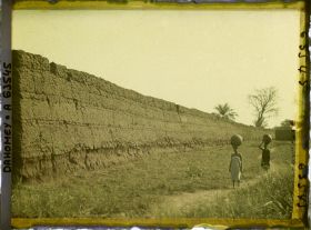 Image représentant Mur d'enceinte du palais privé (tata) de  null Guézo