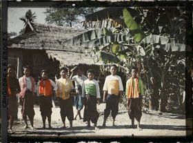 Image représentant Des villageoises d'ethnie badak devant une habitation