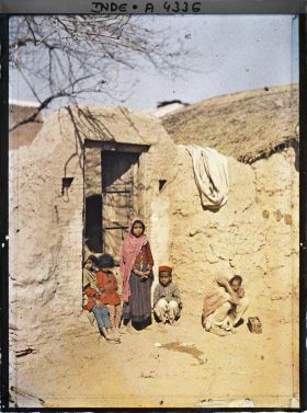 Image représentant Femme et enfants à l'entrée d'une maison