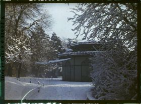 Image représentant Un kiosque dans le jardin du Trocadéo enneigé