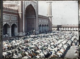 Image représentant La prière du vendredi dans la cour de la Grande Mosquée (Jama Masjid)
