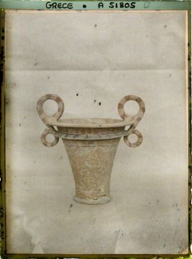 Image représentant Musée archéologique - Vase à anses à décor peint représentant un bouclier ?) provenant de la tombe royale d'Isopata près de Cnossos