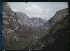 Image représentant La vallée du Vicdessos vers l'aval et le village; vue prise du château de Miglos