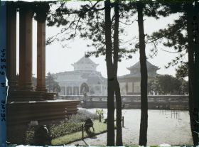 Image représentant L'Exposition Coloniale Internationale de 1931, le pavillon de la Cochinchine et le diorama, section de l'Indochine, à contre-jour