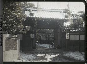 Image représentant Funérailles de l'Empereur Taisho-Tenno (Yoshihito) : décor mortuaire d'une petite porte