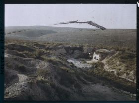 Image représentant France, Fort de Vaux, Panorama pris dans la direction de Douaumont. On aperçoit à droite la porte par laquelle les Allemands pénétrèrent dans le fort.