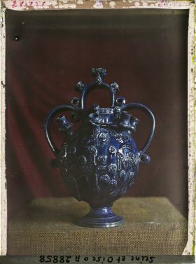 Image représentant Bouquetière ? en céramique vernissée des collections du musée de Sèvres