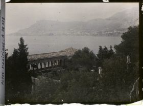 Image représentant Partie de la grande galerie et zone basse du jardin de la villa Cypris, vue en direction de Monaco