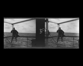 Image représentant Passager prenant la pose sur la bastingage, à l'arrière du navire