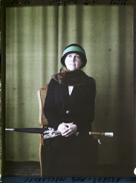 Image représentant https://musee-albert-kahn.s-museum.fr/home/NWQ2OTAwYzNmYjZlZTk1ZWQwODJmMjY4L2dlbmVyaWMtbm90aWNlLXRhYi9hdXRob3JpdHkvNjE3YTc5ZjVjZjhiODk2OGIzMzM3ZDIx/5d6900c3fb6ee95ed082f268/generic-notice-tab/authority/617a79ebcf8b8968b3337327 Mademoiselle Maklakoff