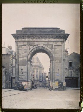 Image représentant La Porte de Paris et l'église Saint-Pierre