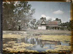 Image représentant Un édifice de la bonzerie, vu du bassin bordant le côté nord de la " grande chaussée "