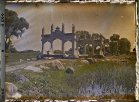 Image représentant À l'extérieur de l'enceinte du Jingmingyuan (" jardin de la Clarté Sereine ")