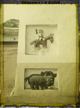 Image représentant Décor en relief de buffle et cavalier acrobate sur un bâtiment de réception (Ajalala) de la deuxième cour du palais de  null Glélé