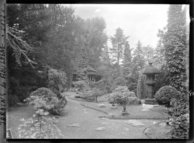 Image représentant Le " village japonais " vu depuis un croisement d'allées, proche de son entrée côté jardin anglais