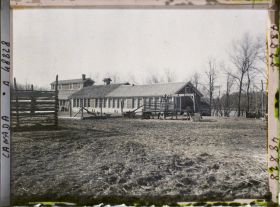 Image représentant Canada, St François Xavier, Une ferme: porcherie et poulailler