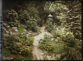 Image représentant Lanterne et éboulis au bord d'un chemin du " sanctuaire japonais ", non loin du temple shinto