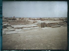 Image représentant Dans la cour centrale, segment de la façade ouest (escalier et loge royale)