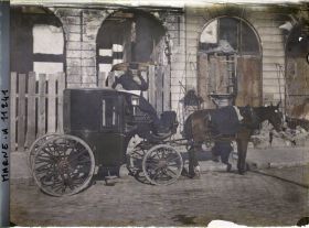 Image représentant Un cocher et sa voiture, place Royale