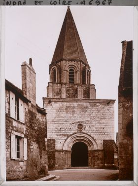 Image représentant Le portail de la collégiale Saint-Ours