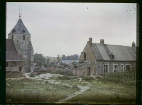 Image représentant France, Curchy, L'église et maison, la seule église de la région qui soit restée debout