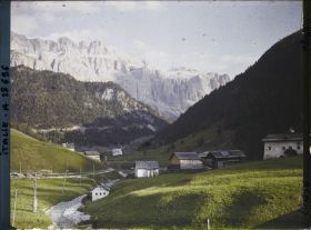 Image représentant Le hameau de Plan de Graba, la rivière Gardena (Grödner Bach ou Rio Gardena) et le massif de la Stella (Groupo di Sella ou Sellagruppe)