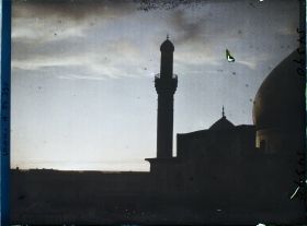 Image représentant La Mosquée d'Or, mausolée d'Ali al-Hadi et de Hasan al-Askari, au crépuscule