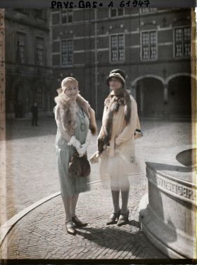 Image représentant Madame de Gubernatis en compagnie d'une amie dans la cour du Binnenhof