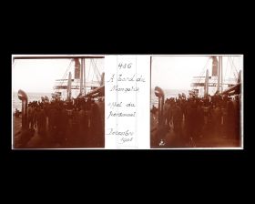 Image représentant Les membres de l'équipage et du personnel rassemblés sur le pont avant