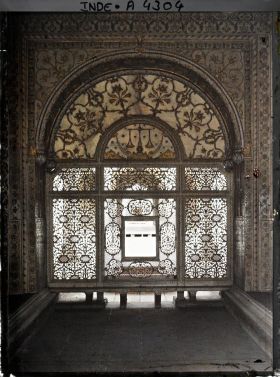 Image représentant Ecran de marbre ajouré (jali) surmonté d'un panneau d'albâtre orné de la balance de la justice (Mizan-i-Insaf) dans le fort Rouge (Lal Qila)