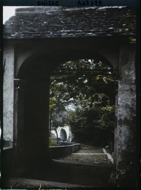 Image représentant Une porte sur la via al Sasso qui mène à la Madonna del Sasso