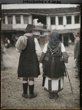 Image représentant Une villageoise bulgare et son fils, des environs de Monastir, vue de dos