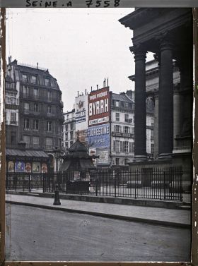 Image représentant La place de la Bourse, vue de la rue Notre-Dame-des-Victoires
