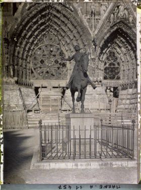 Image représentant La statue de Jeanne d'Arc sur le parvis de la cathédrale