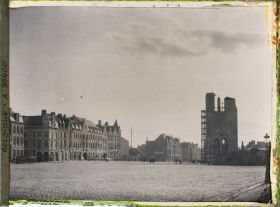 Image représentant Belgique, Ypres, Effet de lumière s/ la Grande Place et les Halles