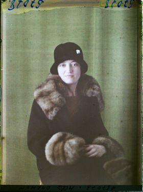 Image représentant https://musee-albert-kahn.s-museum.fr/home/NWQ2OTAwYzNmYjZlZTk1ZWQwODJmMjY4L2dlbmVyaWMtbm90aWNlLXRhYi9hdXRob3JpdHkvNjE3YTc5ZjVjZjhiODk2OGIzMzM3ZDIx/5d6900c3fb6ee95ed082f268/generic-notice-tab/authority/617a79ebcf8b8968b3336b26 Mademoiselle Damon