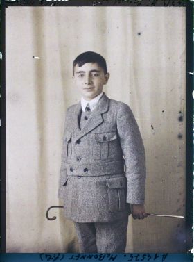 Image représentant https://musee-albert-kahn.s-museum.fr/home/NWQ2OTAwYzNmYjZlZTk1ZWQwODJmMjY4L2dlbmVyaWMtbm90aWNlLXRhYi9hdXRob3JpdHkvNjE3YTc5ZjVjZjhiODk2OGIzMzM3ZDIx/5d6900c3fb6ee95ed082f268/generic-notice-tab/authority/617a79ebcf8b8968b3337b69 Monsieur Bonnet, fils