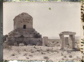 Image représentant Le tombeau de Cyrus II (vers 530 avant JC.), la porte de l'enceinte