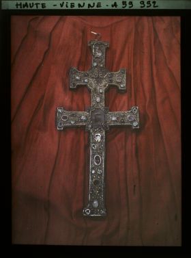 Image représentant Croix-reliquaire à double traverse de la fin du XIIe ou du début du XIIIe siècle