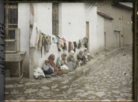 Image représentant Tziganes vendant des vêtements