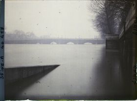 Image représentant La crue de la Seine au Pont-Neuf depuis la berge de la rive droite (actuelle voie Georges-Pompidou)