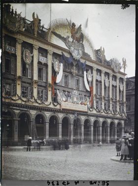 Image représentant Pavoisements pour les fêtes de la Victoire sur les magasins du Louvre place du Palais-Royal