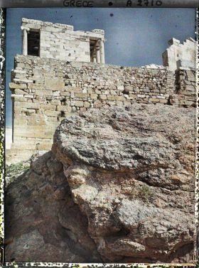 Image représentant L'extrémité ouest de l'Acropole avec le Temple d'Athéna Nike (profil sud). (A droite, vestige du sanctuaire d'Artemis Brauronia)