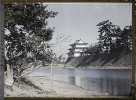 Image représentant Vue du château de Nagoya (Nagoya-jôshi) : le fossé extérieur (Soto-bori) et la tour nord-ouest des remparts.