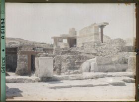 Image représentant Vestiges de l'aile orientale du Palais. A droite, l'escalier monumental ouest