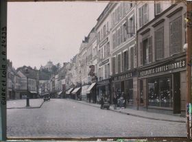 Image représentant L'actuelle Grande Rue Maurice Viollette, avec au second plan la chapelle Saint-Louis