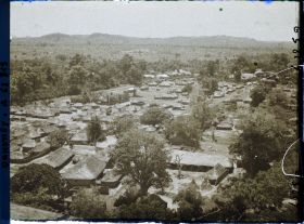 Image représentant Le village dans la plaine (" Dassa-Plaine "), vue prise depuis la montagne