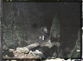 Image représentant L'entrée de la grotte d'un des sanctuaires rupestres bouddhiques du massif de Hu'o'ng-tich-so'n (" Pagode de l'Empreinte Parfumée ")