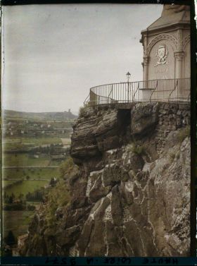 Image représentant Le sommet du rocher Corneille avec le piedestal de la statue de Notre-dame-de-France et dans le lointain la silhouette du château de Polignac