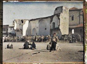 Image représentant Marché en plein air sur une place, près d'une mosquée détruite